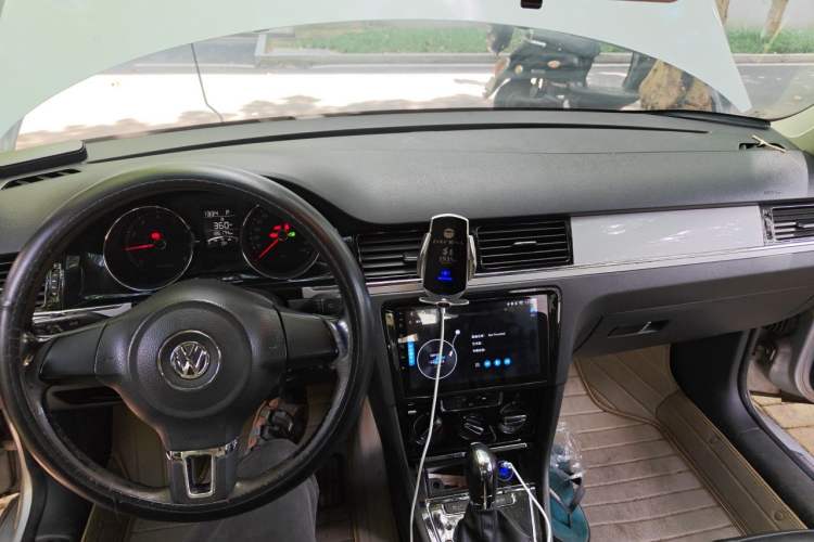 Used Volkswagen Bora 2014 1.6L Automatic Comfort Model Center Console