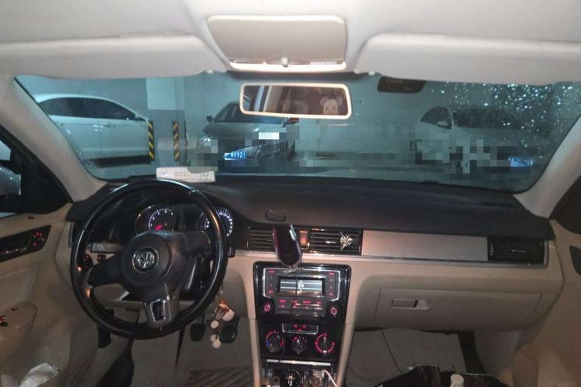 Used Volkswagen Bora 2014 1.6L Manual Comfort Model Center Console