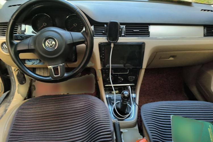Used Volkswagen Bora 2014 1.6L Manual Comfort Model Center Console