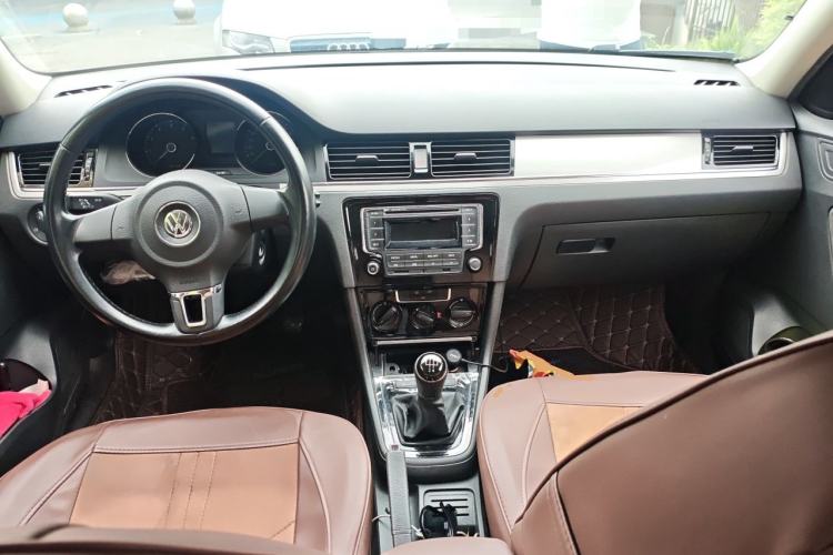Used Volkswagen Bora 2014 1.6L Manual Fashion Edition Center Console