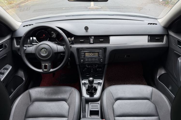 Used Volkswagen Bora 2014 1.6L Manual Comfort Model Center Console