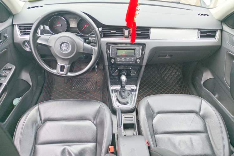 Used Volkswagen Bora 2014 1.6L Automatic Comfort Model Center Console