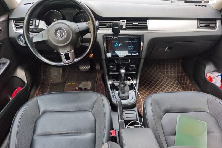 Used Volkswagen Bora 2014 1.6L Automatic Comfort Model Center Console