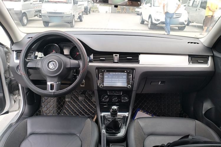 Used Volkswagen Bora 2014 1.6L Manual Comfort Model Center Console