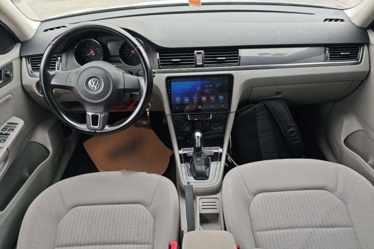 Used Volkswagen Bora 2014 1.6L Automatic Fashion Model Center Console