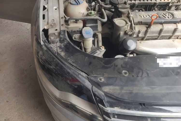 Used Volkswagen Bora 2014 1.6L Manual Fashion Edition Engine Bay Right