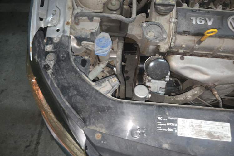 Used Volkswagen Bora 2014 1.6L Manual Comfort Model Engine Bay Right