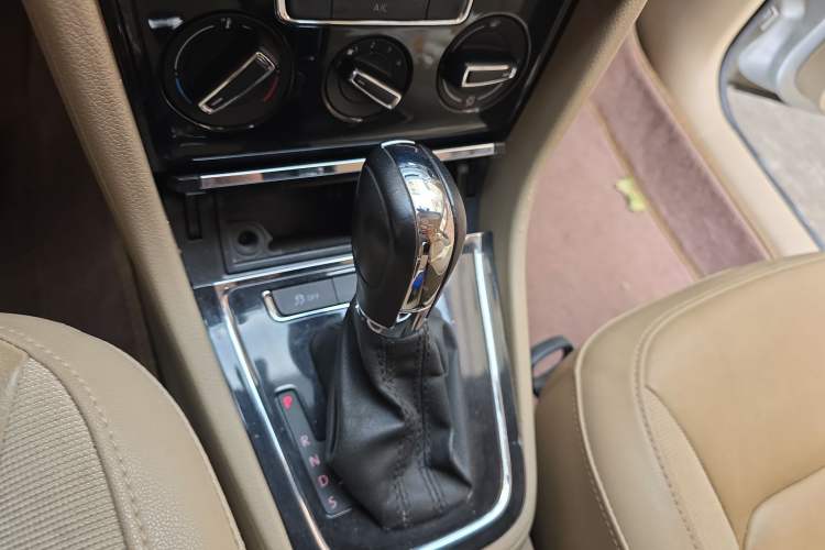 Used Volkswagen Bora 2014 1.6L Automatic Comfort Model Gear Lever