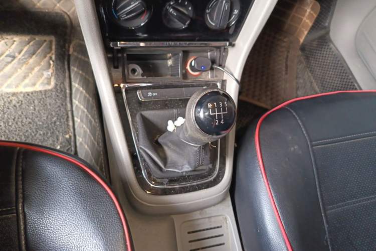 Used Volkswagen Bora 2014 1.6L Manual Fashion Edition Gear Lever