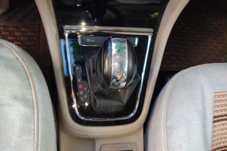 Used Volkswagen Bora 2014 1.6L Automatic Comfort Model Gear Lever