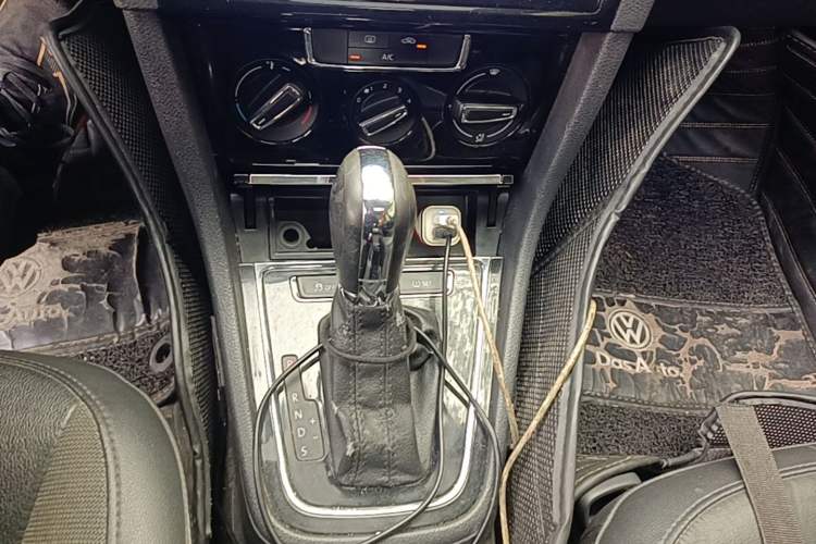Used Volkswagen Bora 2014 1.6L Automatic Comfort Model Gear Lever