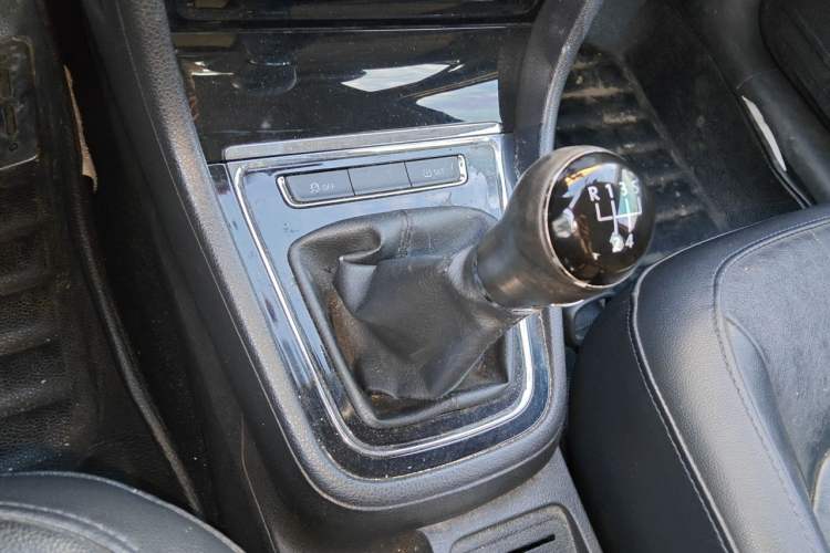 Used Volkswagen Bora 2014 1.6L Manual Comfort Model Gear Lever