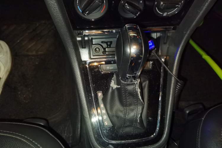Used Volkswagen Bora 2014 1.6L Automatic Comfort Model Gear Lever