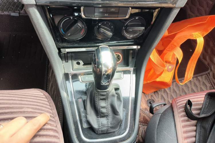 Used Volkswagen Bora 2014 1.6L Automatic Fashion Model Gear Lever