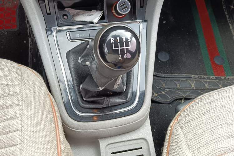 Used Volkswagen Bora 2014 1.6L Manual Fashion Edition Gear Lever