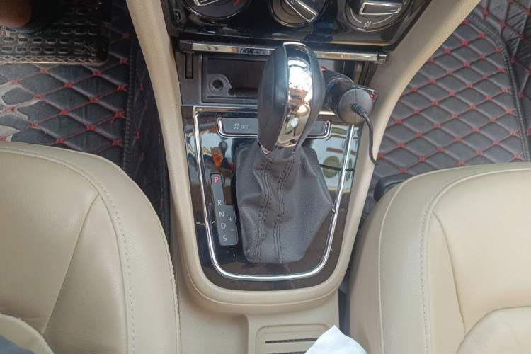 Used Volkswagen Bora 2014 1.6L Automatic Comfort Model Gear Lever