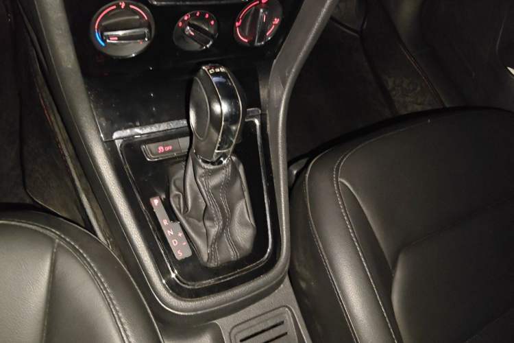 Used Volkswagen Bora 2014 1.4TSI Automatic Comfort Model Gear Lever