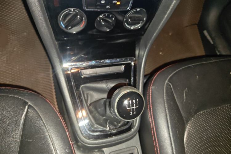 Used Volkswagen Bora 2014 1.6L Manual Fashion Edition Gear Lever