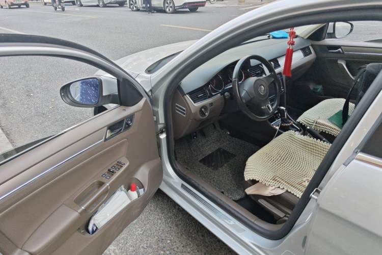 Used Volkswagen Bora 2014 1.6L Automatic Comfort Model Interior 3