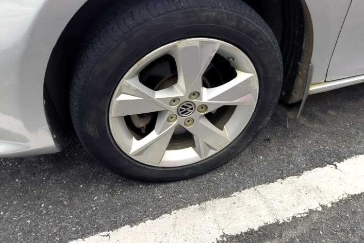 Used Volkswagen Bora 2014 1.6L Automatic Comfort Model Left Front Wheel Hub