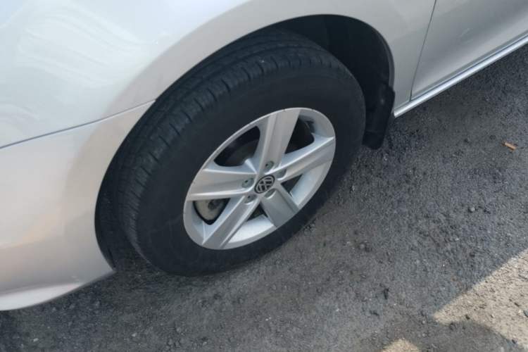 Used Volkswagen Bora 2014 1.6L Automatic Fashion Model Left Front Wheel Hub