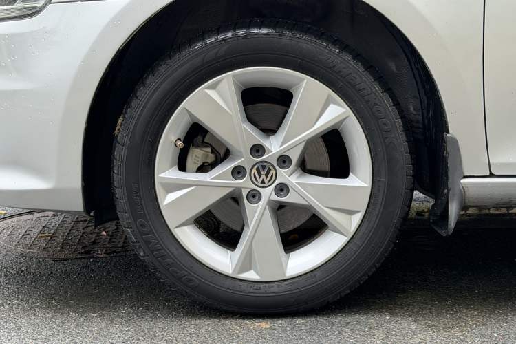 Used Volkswagen Bora 2014 1.6L Manual Comfort Model Left Front Wheel Hub