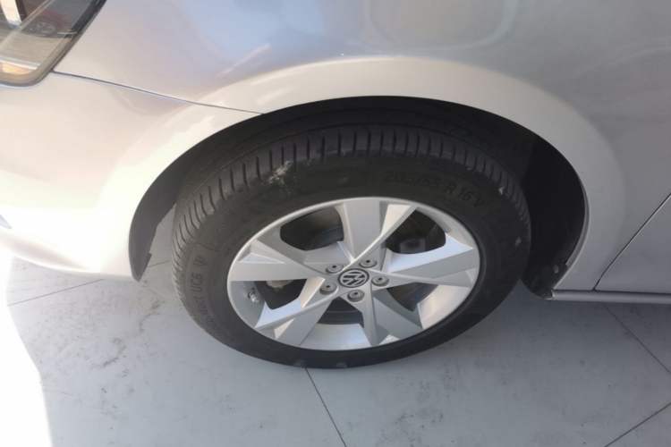 Used Volkswagen Bora 2014 1.4TSI Automatic Comfort Model Left Front Wheel Hub