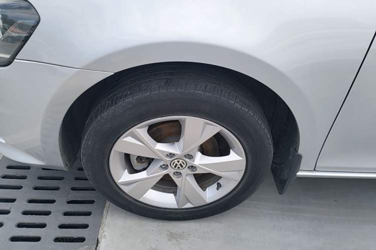 Used Volkswagen Bora 2014 1.6L Manual Comfort Model Left Front Wheel Hub
