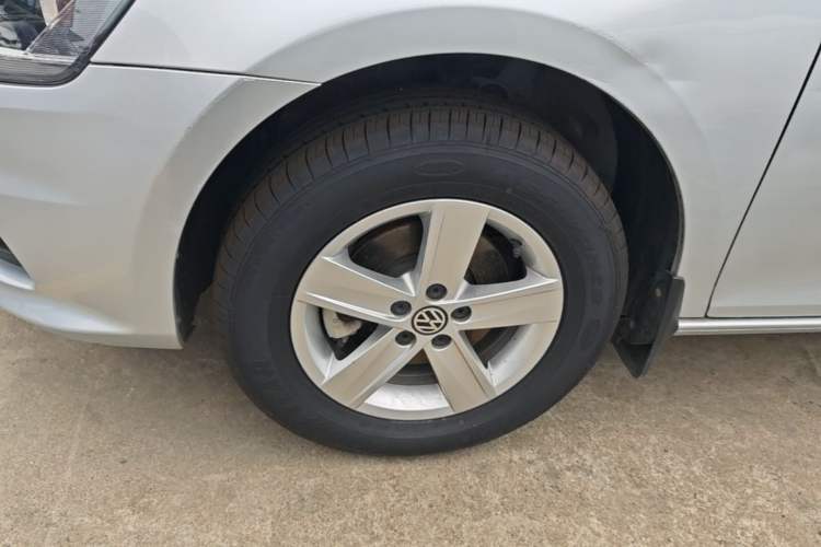 Used Volkswagen Bora 2014 1.6L Automatic Fashion Model Left Front Wheel Hub