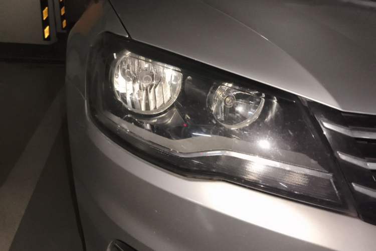 Used Volkswagen Bora 2014 1.6L Automatic Comfort Model Right Front Headlight