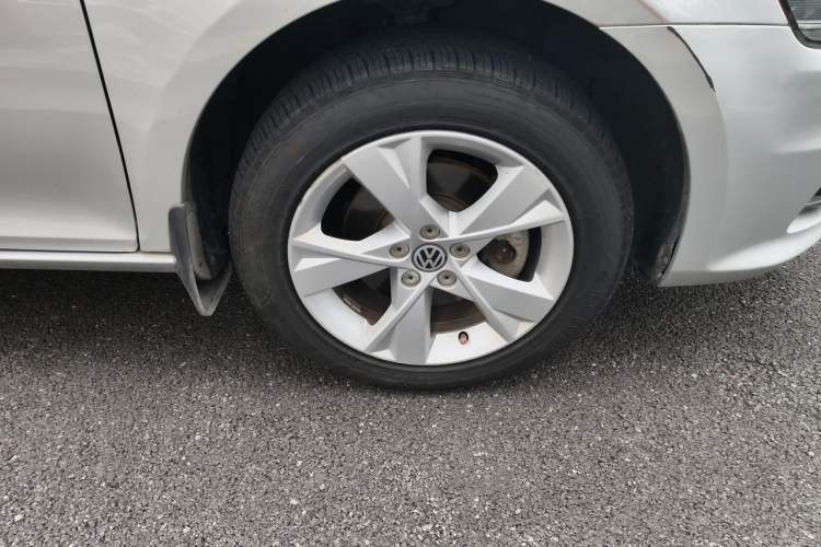 Used Volkswagen Bora 2014 1.6L Automatic Comfort Model Right Front Wheel Hub