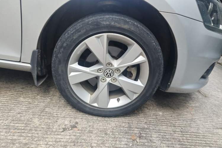 Used Volkswagen Bora 2014 1.6L Automatic Comfort Model Right Front Wheel Hub
