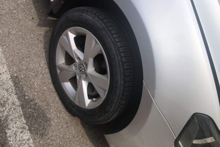 Used Volkswagen Bora 2014 1.6L Manual Comfort Model Right Front Wheel Hub