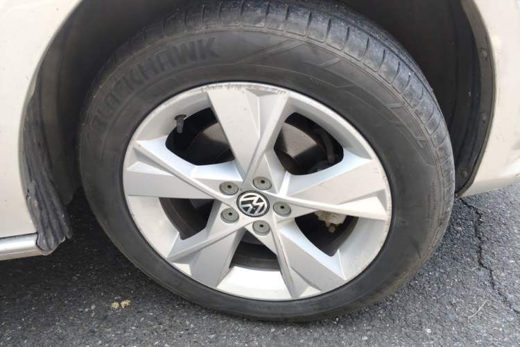 Used Volkswagen Bora 2014 1.6L Manual Comfort Model Right Front Wheel Hub
