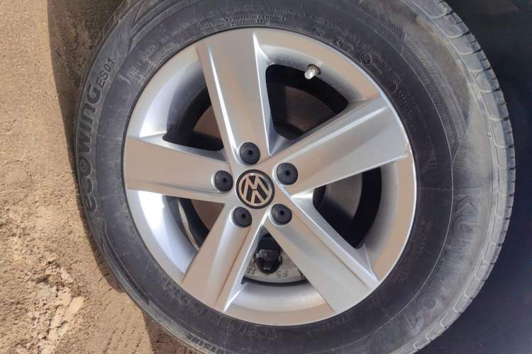 Used Volkswagen Bora 2014 1.6L Manual Fashion Edition Right Front Wheel Hub