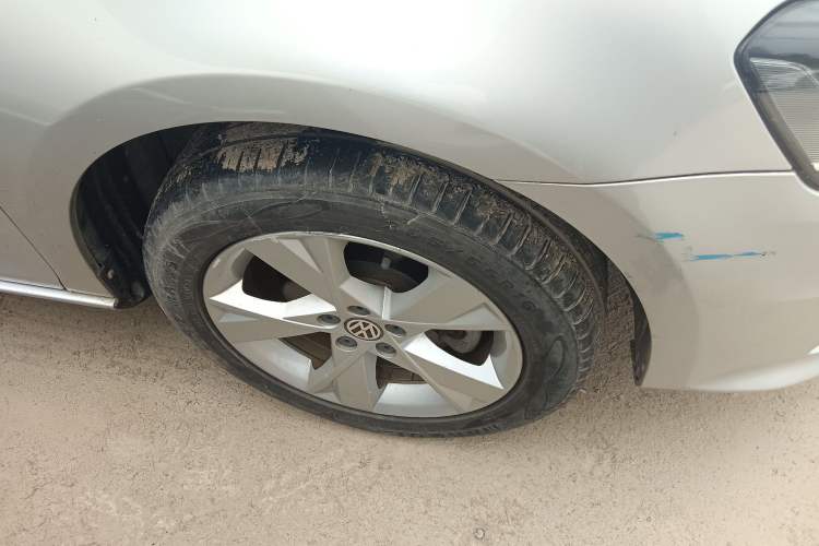 Used Volkswagen Bora 2014 1.6L Automatic Comfort Model Right Front Wheel Hub