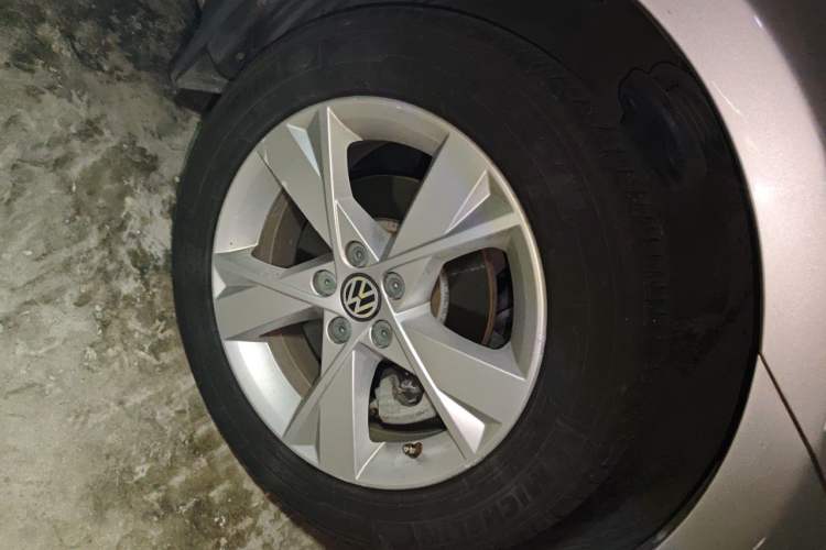 Used Volkswagen Bora 2014 1.6L Automatic Comfort Model Right Front Wheel Hub