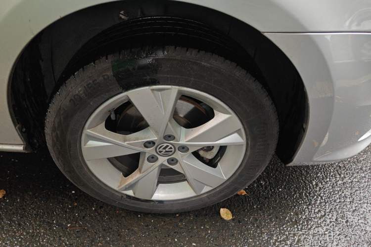 Used Volkswagen Bora 2014 1.6L Manual Comfort Model Right Front Wheel Hub