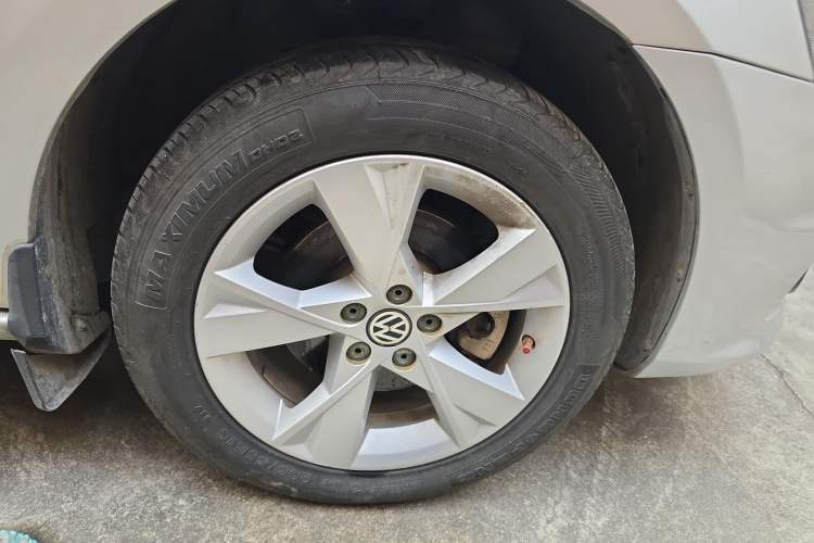 Used Volkswagen Bora 2014 1.6L Automatic Comfort Model Right Front Wheel Hub
