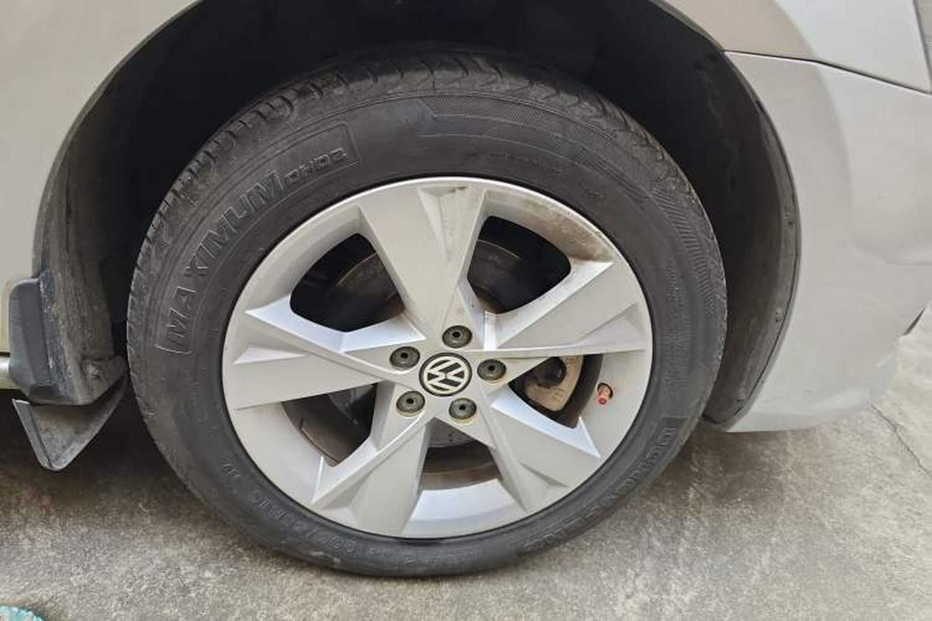Used Volkswagen Bora 2014 1.6L Automatic Comfort Model Right Front Wheel Hub