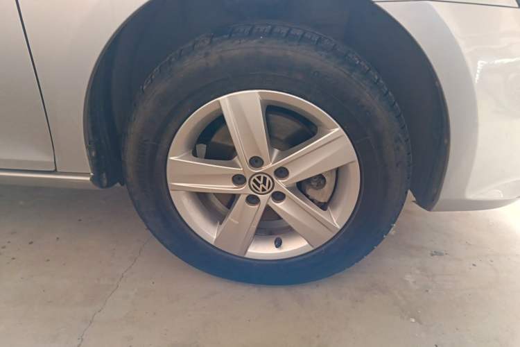 Used Volkswagen Bora 2014 1.6L Manual Fashion Edition Right Front Wheel Hub