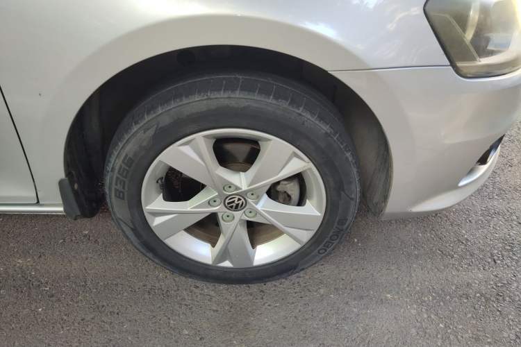 Used Volkswagen Bora 2014 1.6L Automatic Comfort Model Right Front Wheel Hub