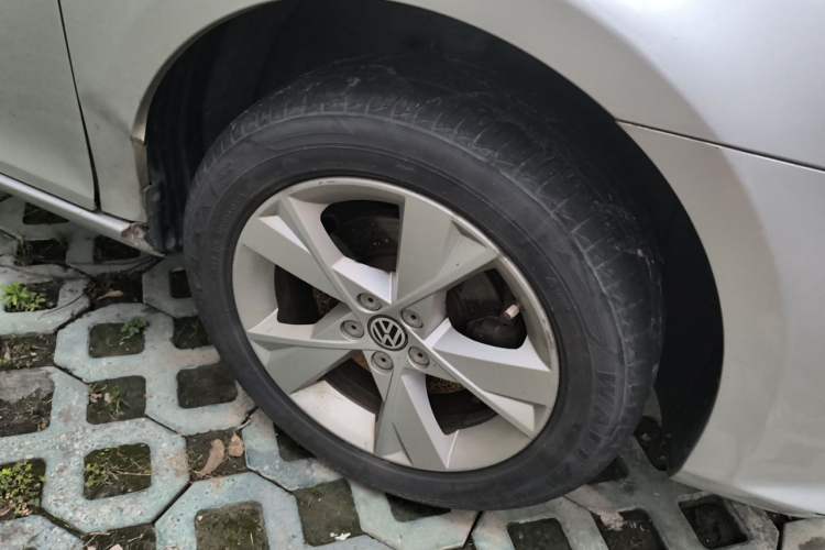 Used Volkswagen Bora 2014 1.6L Manual Comfort Model Right Front Wheel Hub