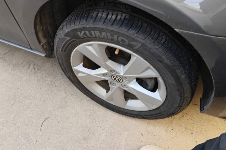 Used Volkswagen Bora 2014 1.6L Manual Comfort Model Right Front Wheel Hub