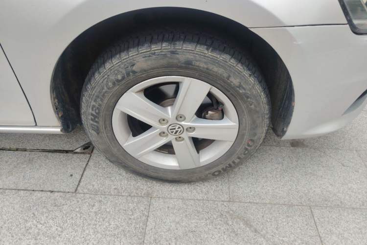 Used Volkswagen Bora 2014 1.6L Automatic Fashion Model Right Front Wheel Hub