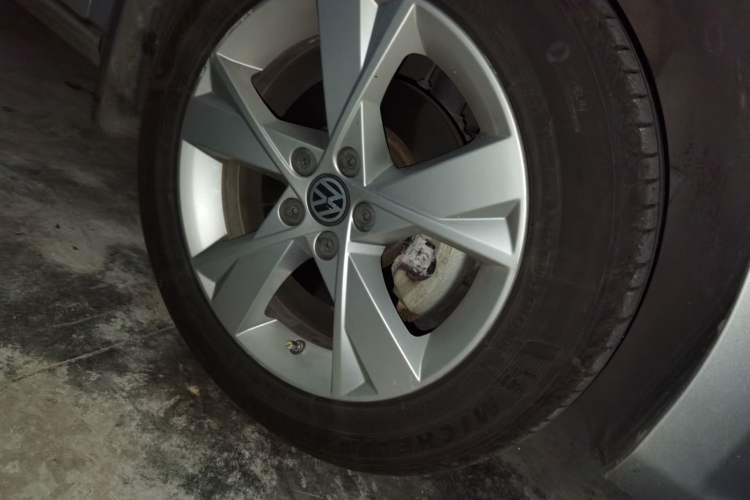 Used Volkswagen Bora 2014 1.6L Automatic Comfort Model Right Front Wheel Hub