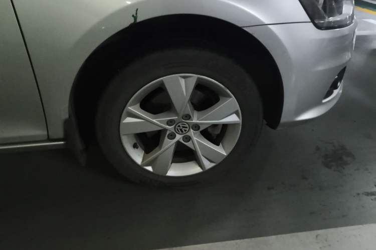 Used Volkswagen Bora 2014 1.6L Automatic Comfort Model Right Front Wheel Hub