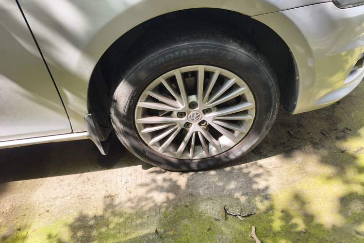 Used Volkswagen Bora 2014 1.6L Automatic Luxury Model Right Front Wheel Hub