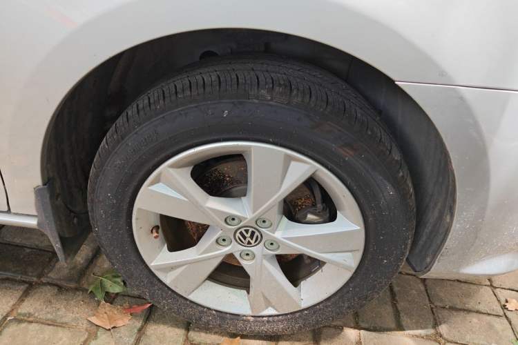 Used Volkswagen Bora 2014 1.6L Automatic Comfort Model Right Front Wheel Hub