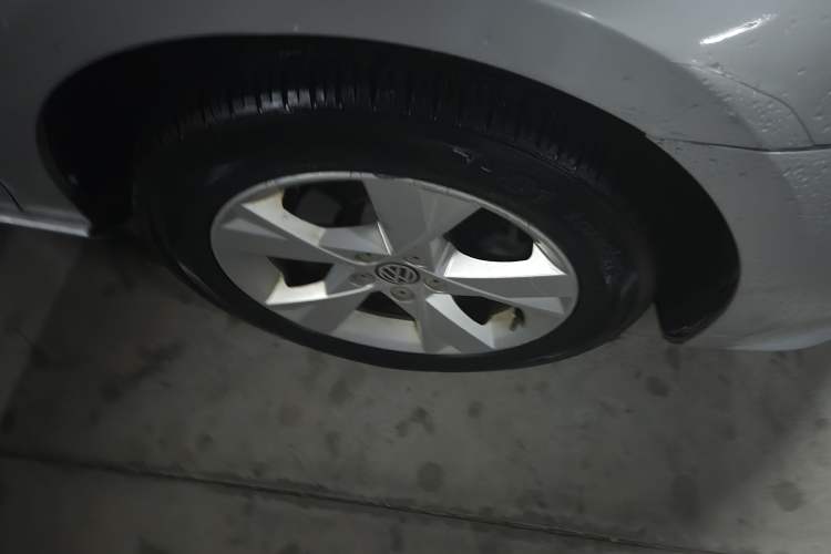 Used Volkswagen Bora 2014 1.6L Manual Comfort Model Right Front Wheel Hub